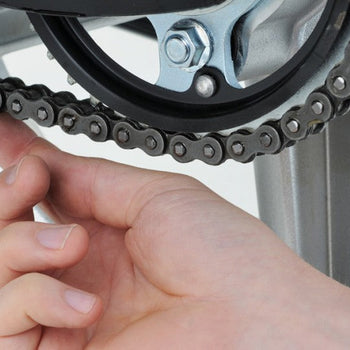 Justering av kedjespänning på motorcykel